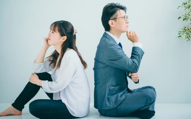 男性社員と女性社員が悩んでいる様子