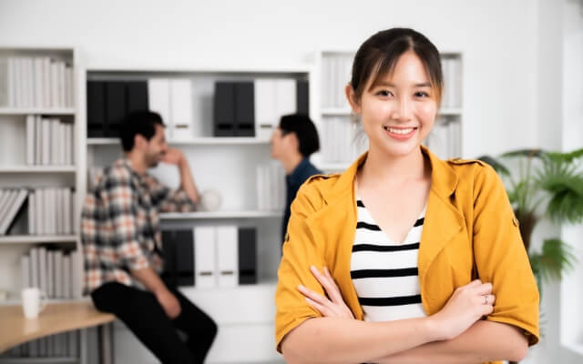 黄色の上着を着ている笑顔の女性