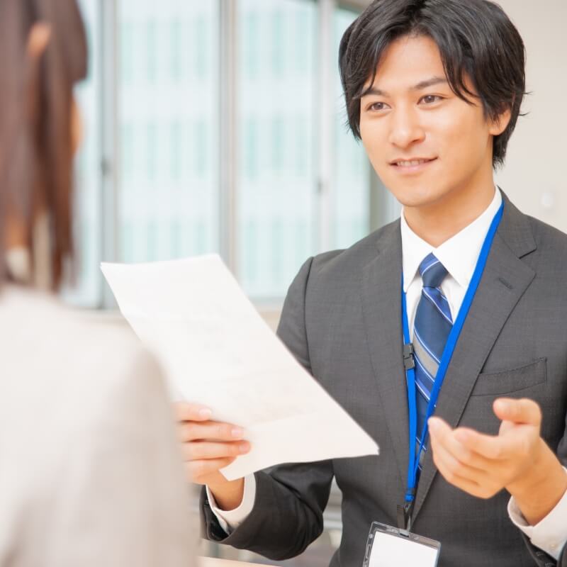 男性キャリアアドバイザーが話している様子